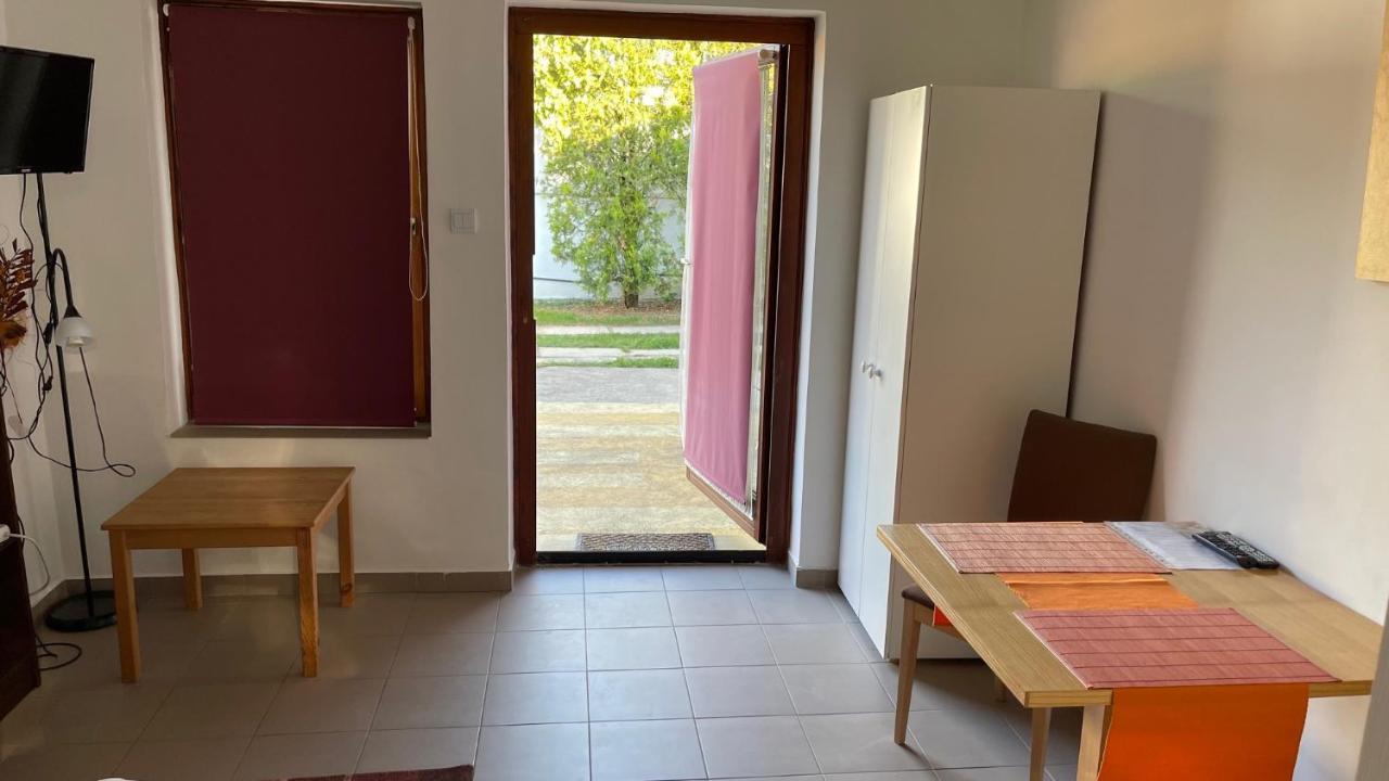 Ferienwohnung Szin-Haz Apartman (Adults Only) Gyula Exterior foto